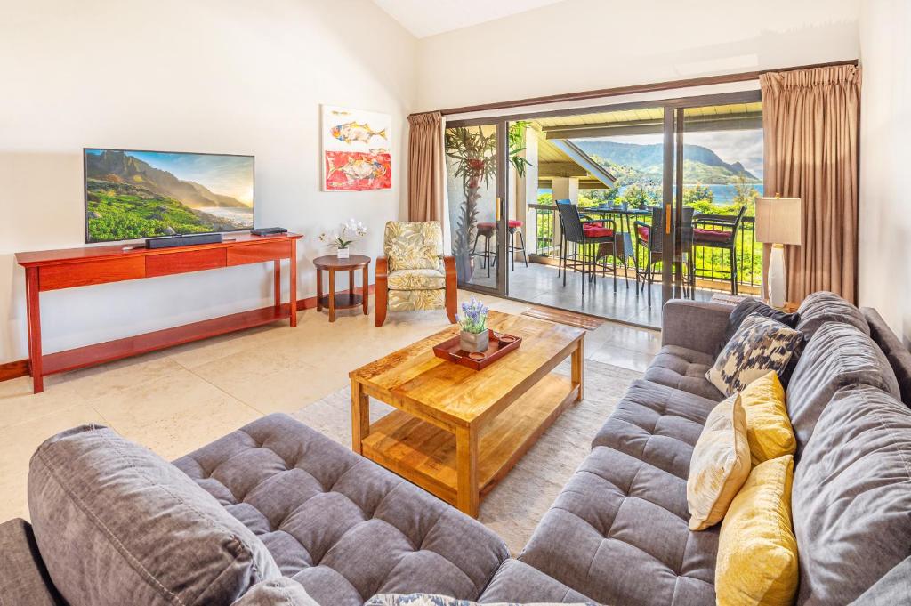 ein Wohnzimmer mit einem Sofa und einem Tisch in der Unterkunft Hanalei Bay Resort 7307 in Princeville