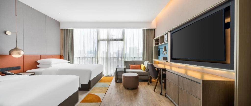 Rúm í herbergi á Home2 Suites by Hilton Shenzhen Nanshan Science & Technology Park