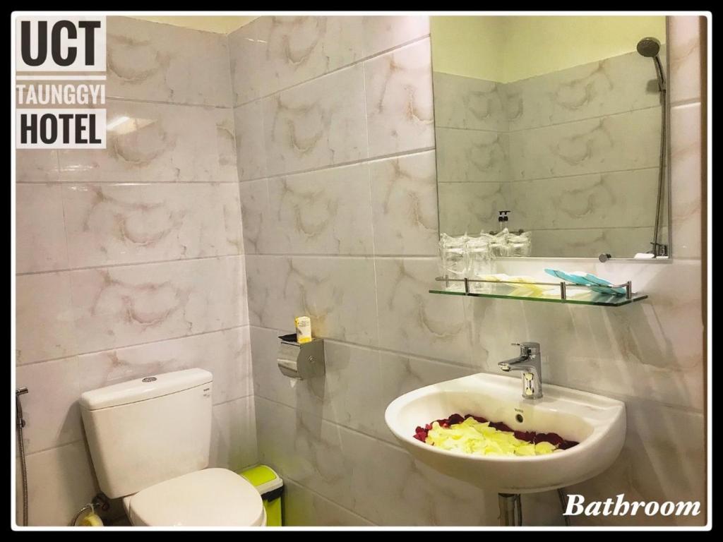 Koupelna v ubytování UCT Taunggyi Hotel