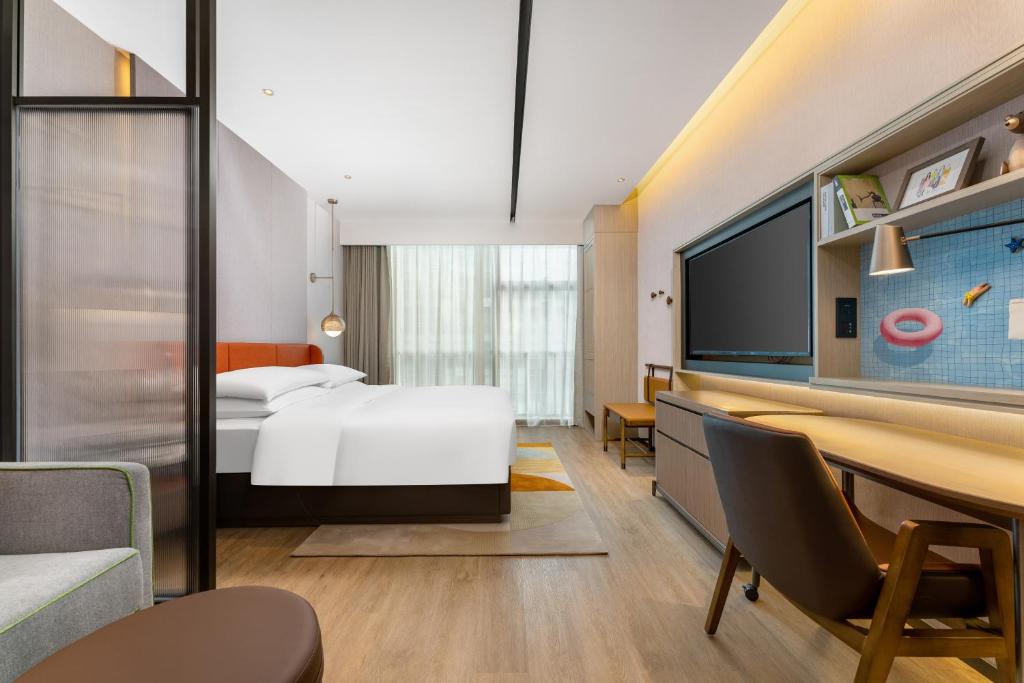 Rúm í herbergi á Home2 Suites by Hilton Shenzhen Nanshan Science & Technology Park