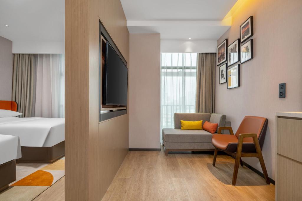 Rúm í herbergi á Home2 Suites by Hilton Shenzhen Nanshan Science & Technology Park
