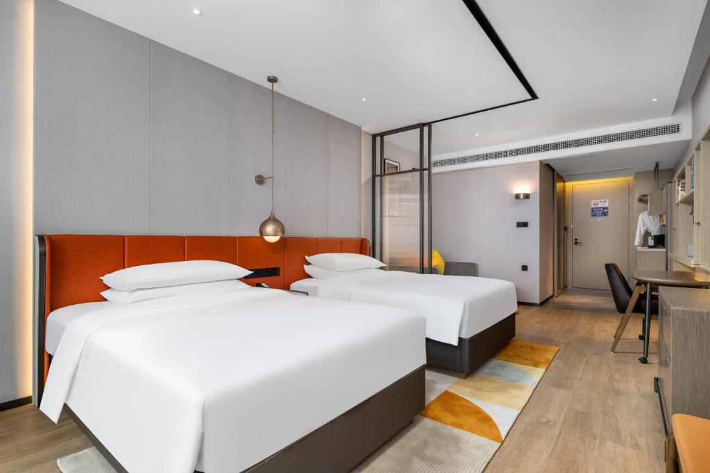 Rúm í herbergi á Home2 Suites by Hilton Shenzhen Nanshan Science & Technology Park