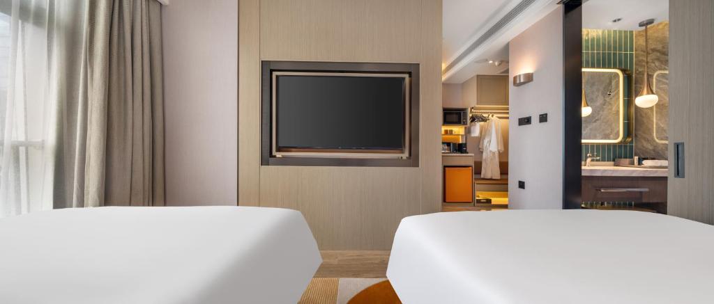 Rúm í herbergi á Home2 Suites by Hilton Shenzhen Nanshan Science & Technology Park