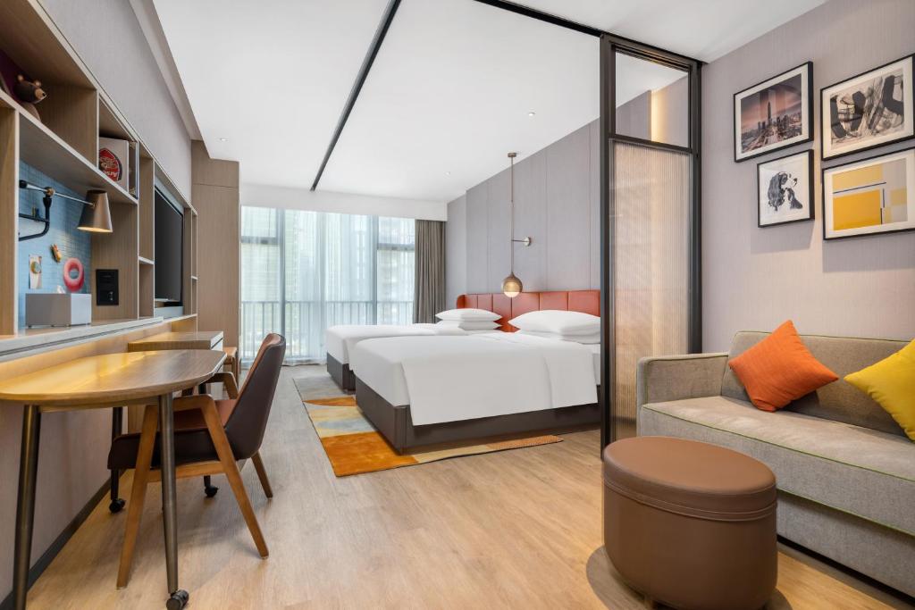 Rúm í herbergi á Home2 Suites by Hilton Shenzhen Nanshan Science & Technology Park
