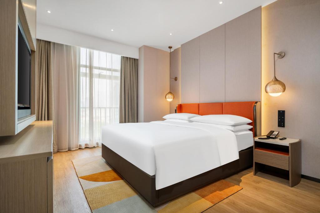 Rúm í herbergi á Home2 Suites by Hilton Shenzhen Nanshan Science & Technology Park
