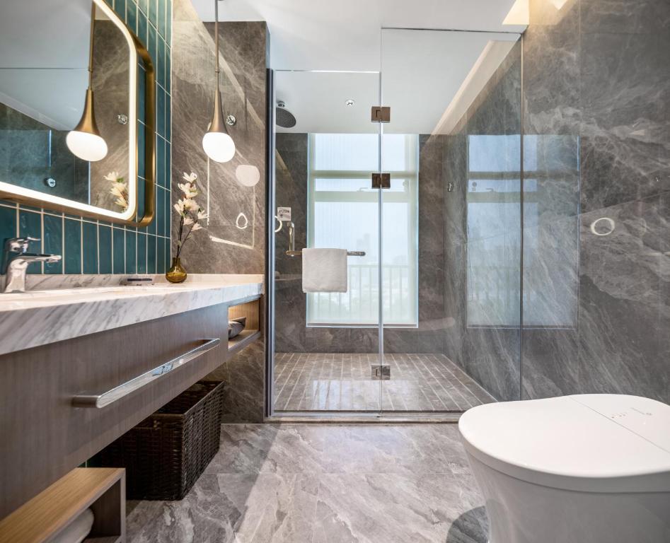 Baðherbergi á Home2 Suites by Hilton Shenzhen Nanshan Science & Technology Park