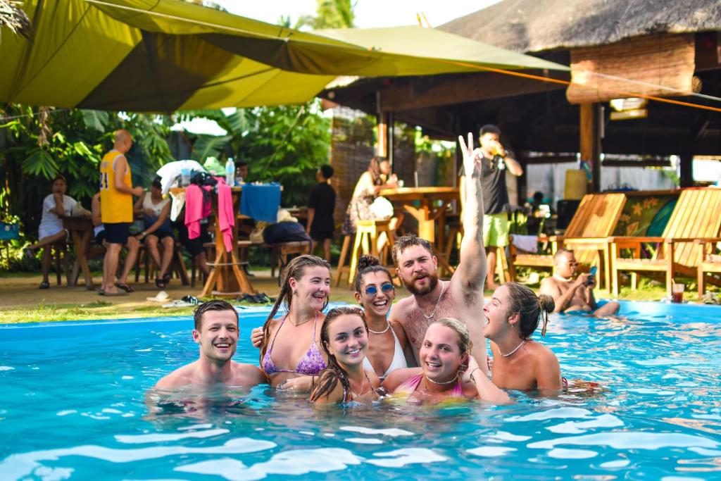 un grupo de personas en una piscina en Mad Monkey Hostel Siargao, en General Luna
