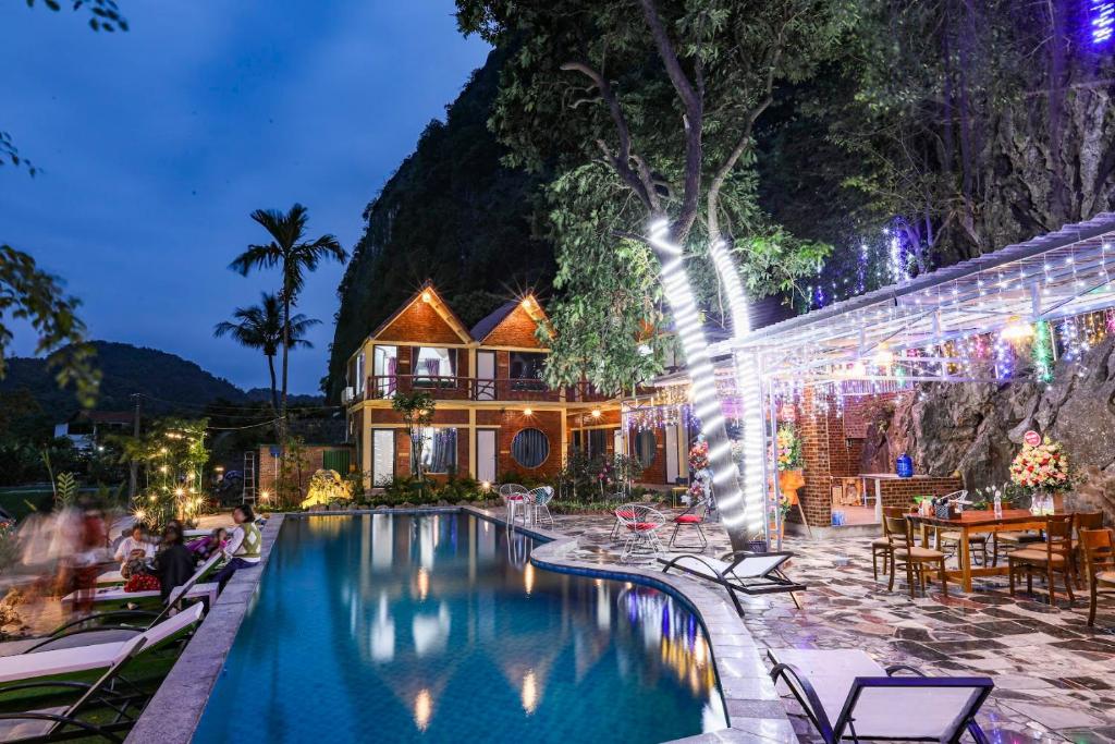 uma piscina num resort à noite em Tam Coc Charming 2 em Ninh Binh