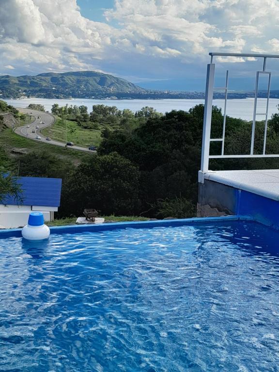 una piscina con vistas al agua en Cabañas Lo Soñado en Comuna San Roque a minutos de Carlos Paz en Córdoba