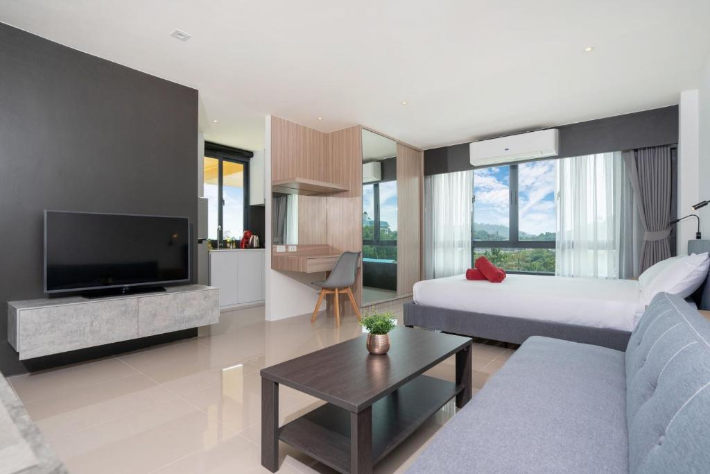 um quarto de hotel com uma cama e uma sala de estar em Central Hill View Corner Studio A930 B em Ban Ket Ho