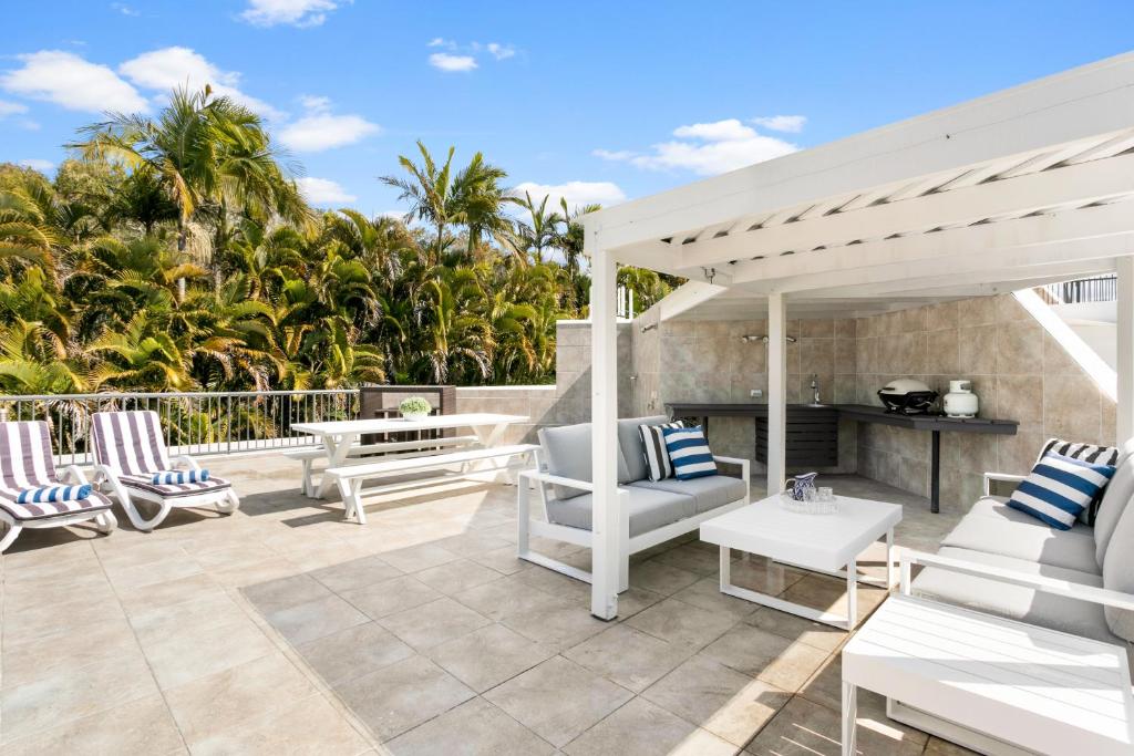 Noosa Tropicana - Two-Bedroom Rooftop Apartment With BBQ