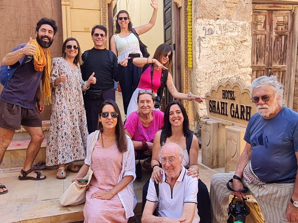 un grupo de personas posando para una foto en una calle en Hotel Shahi Garh, en Jaisalmer