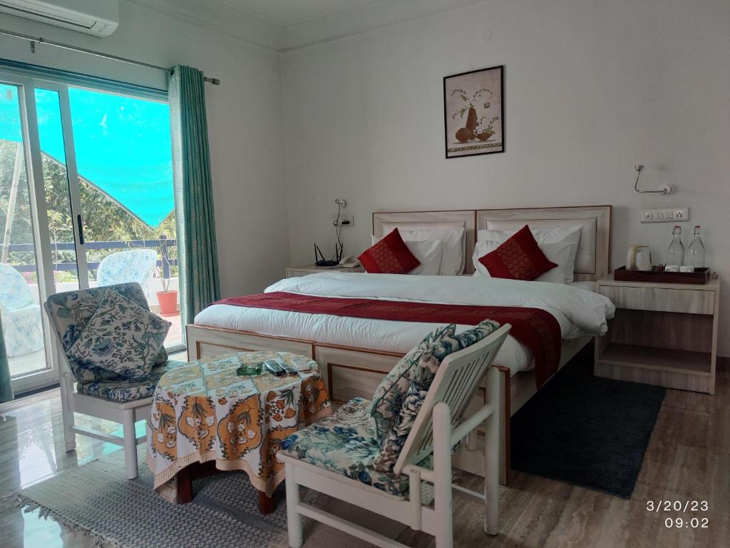 een slaapkamer met een groot bed en een raam bij Girisadan Boutique Hotel in Jaipur