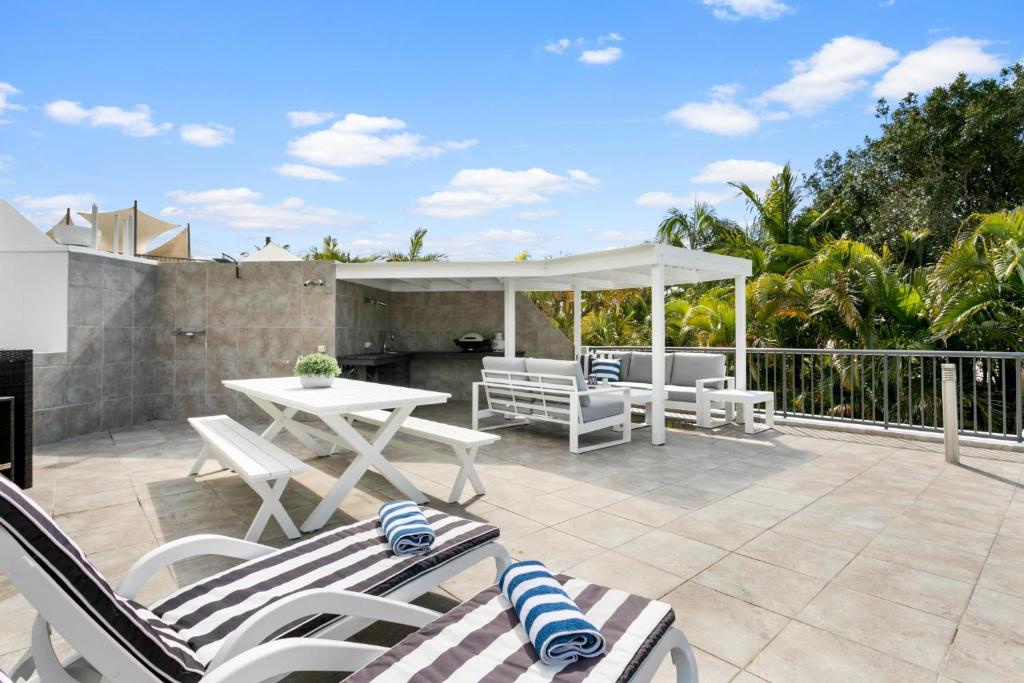 Noosa Tropicana - One-Bedroom Rooftop Apartment With BBQ