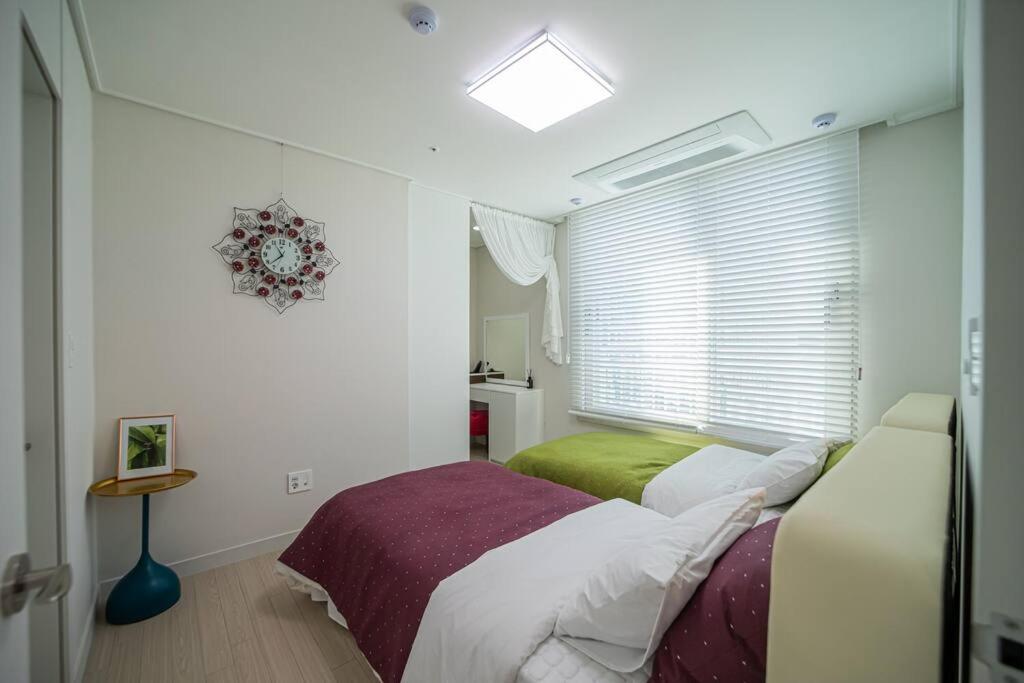 大田的住宿－Sai，一间卧室设有两张床和窗户。