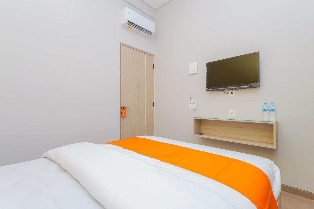 TV a/nebo společenská místnost v ubytování Sans Hotel Clover Ace Surabaya by RedDoorz