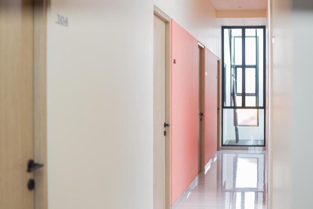 Fotografie z fotogalerie ubytování Sans Hotel Clover Ace Surabaya by RedDoorz v destinaci Surabaja