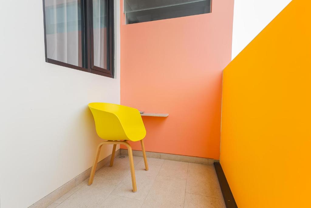 Fotografie z fotogalerie ubytování Sans Hotel Clover Ace Surabaya by RedDoorz v destinaci Surabaja