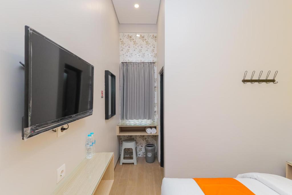 TV a/nebo společenská místnost v ubytování Sans Hotel Clover Ace Surabaya by RedDoorz