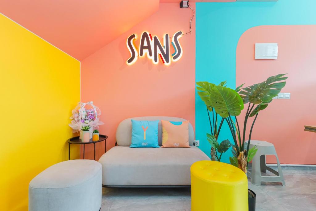 Posezení v ubytování Sans Hotel Clover Ace Surabaya by RedDoorz