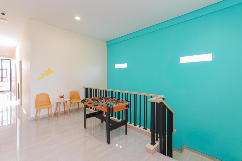Posezení v ubytování Sans Hotel Clover Ace Surabaya by RedDoorz