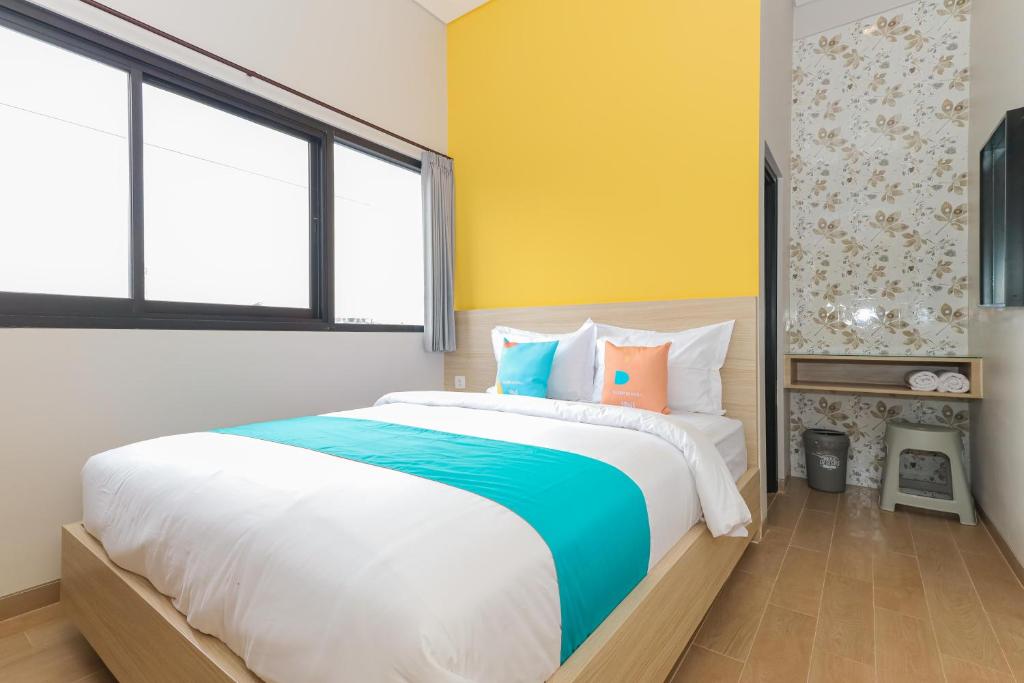 TV a/nebo společenská místnost v ubytování Sans Hotel Clover Ace Surabaya by RedDoorz