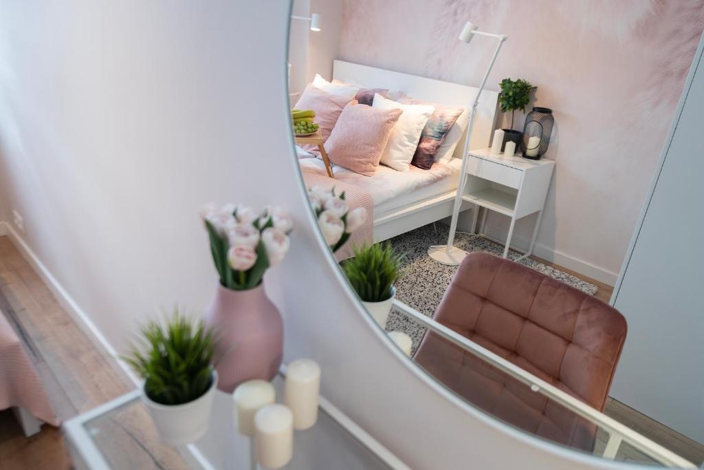 Posteľ alebo postele v izbe v ubytovaní Golden Sands - Winda, 2 Sypialnie oraz Salon, Łóżeczko Turystyczne, Balkon, Play Station 5, Ekspress do Kawy, Atlas Arena, ZOO, Fala