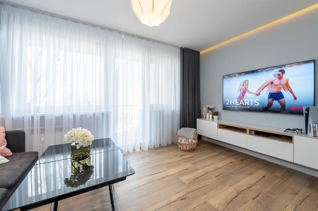 Televízia a/alebo spoločenská miestnosť v ubytovaní Golden Sands - Winda, 2 Sypialnie oraz Salon, Łóżeczko Turystyczne, Balkon, Play Station 5, Ekspress do Kawy, Atlas Arena, ZOO, Fala