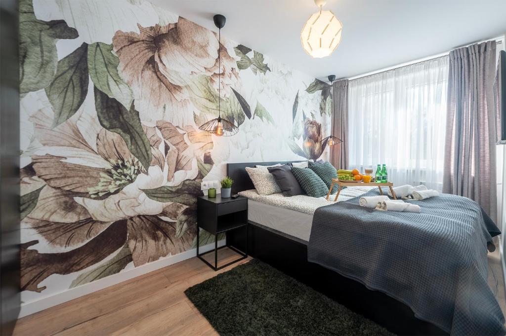 Posteľ alebo postele v izbe v ubytovaní Golden Sands - Winda, 2 Sypialnie oraz Salon, Łóżeczko Turystyczne, Balkon, Play Station 5, Ekspress do Kawy, Atlas Arena, ZOO, Fala