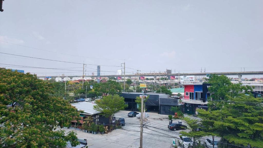 Ban Khlong Prawet的住宿－View Dee BKK Airport Residence，城市的背景是一座桥
