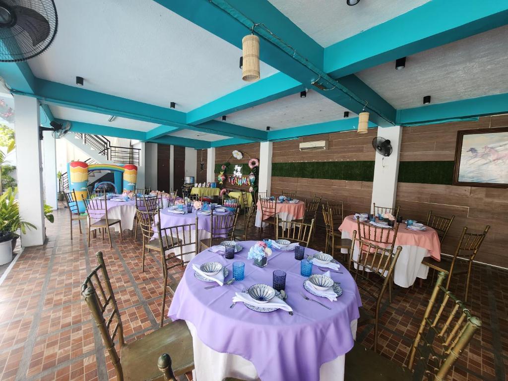 Modern Peak Suites - Housity