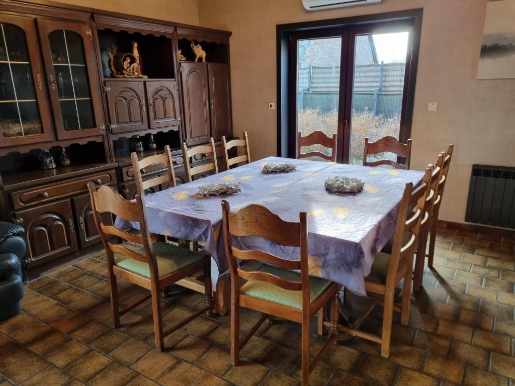 a dining room with a table and chairs at Maison de vacances située entre Liège, Tongres et Visé 