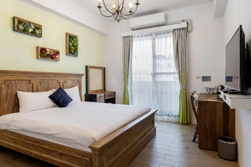 Un dormitorio con una cama grande y una ventana en Happiness is my home, en Hualien City