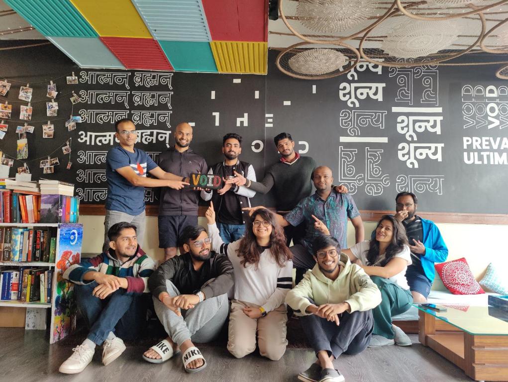 eine Gruppe von Menschen, die sich für ein Bild in einem Raum posieren in der Unterkunft The VOID - Dharamkot in Dharamshala