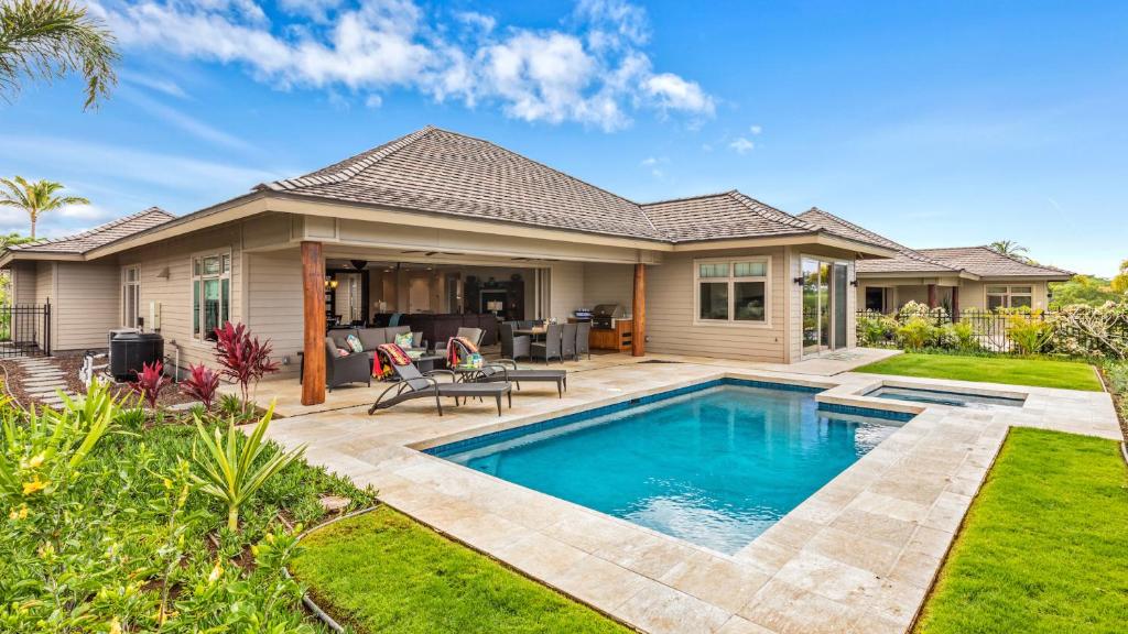 a house with a swimming pool in the yard at 4bd Kamilo 333 Home At Mauna Lani Resort in Waikoloa