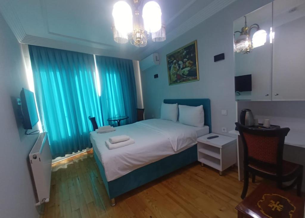 Postel nebo postele na pokoji v ubytování Buyukada Cinar Hotel
