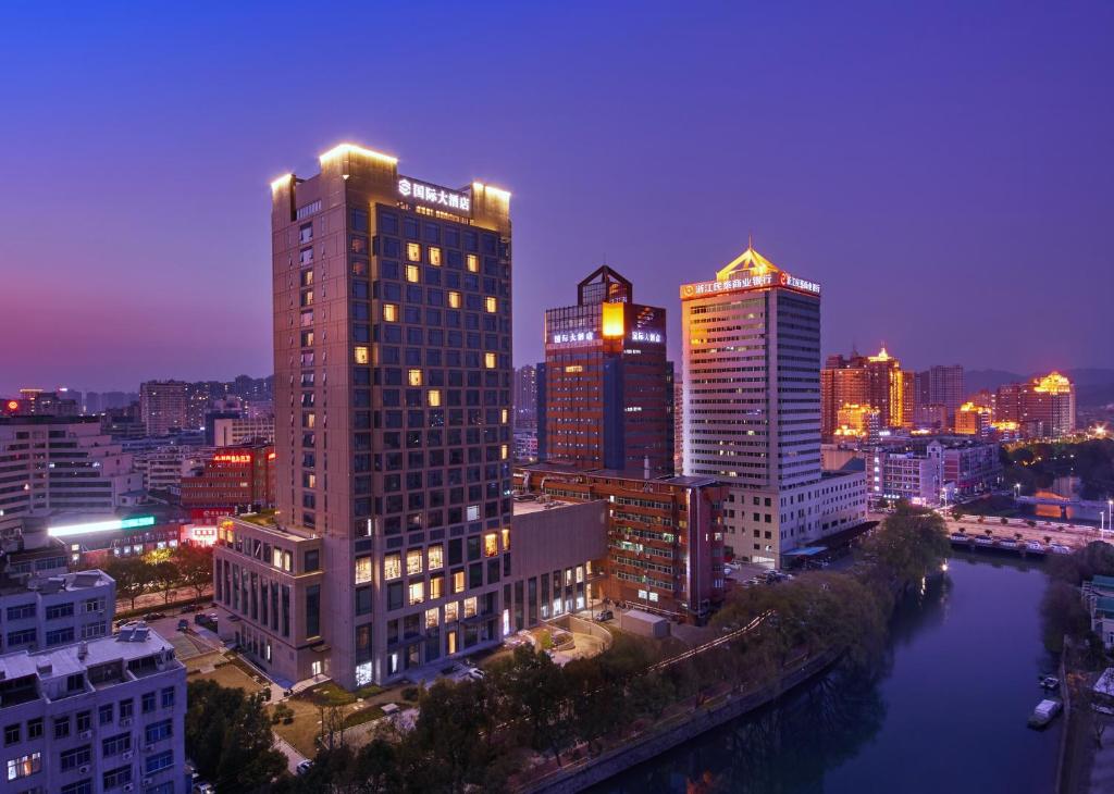 un perfil urbano por la noche con un río y edificios en Wen Ling International Hotel en Wenling