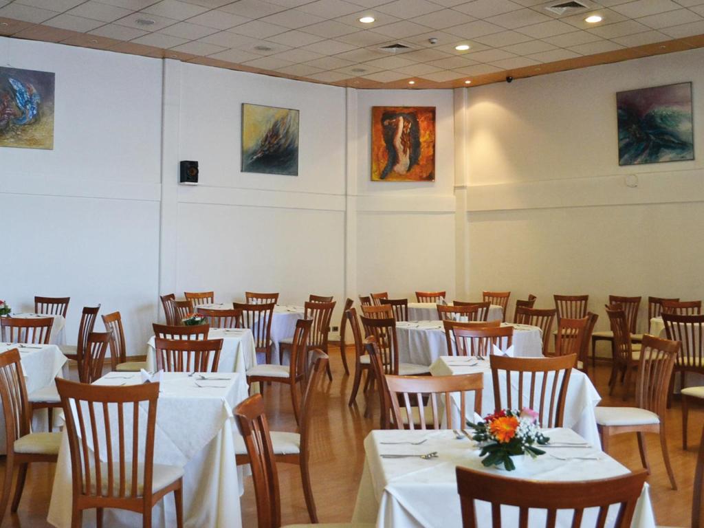 Restaurace v ubytování Hotel Nippon y Centro de Eventos