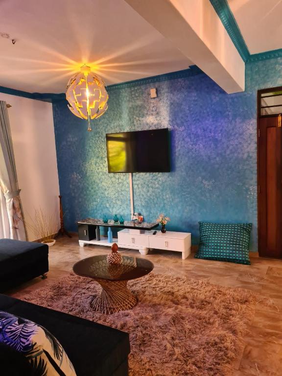TV a/nebo společenská místnost v ubytování Karibuni palace mtwapa