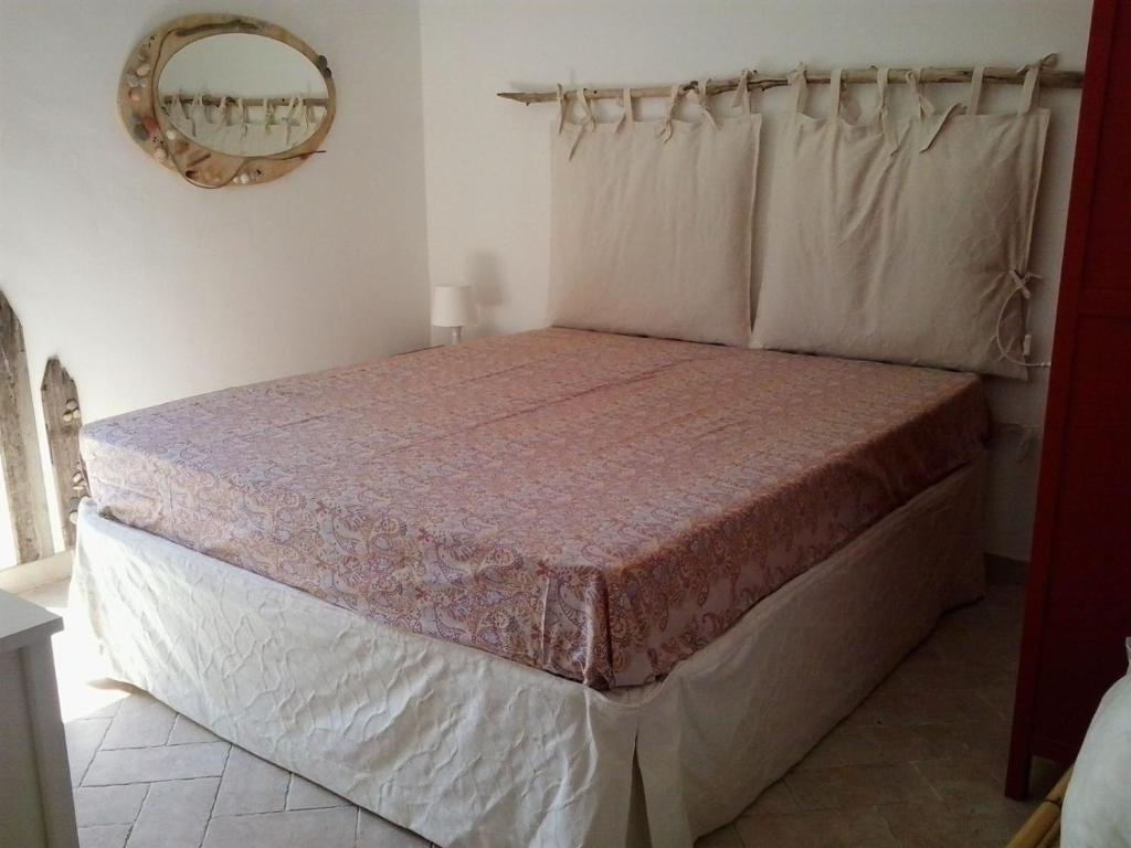 A bed or beds in a room at Casetta alla Caduta