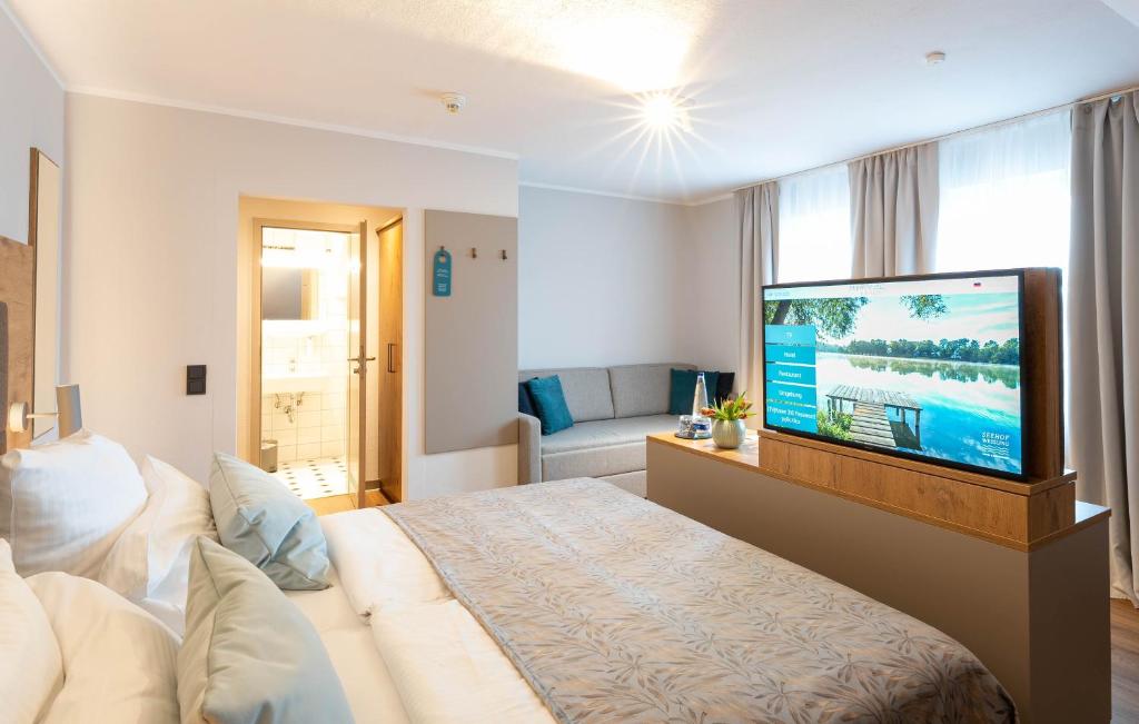 TV a/nebo společenská místnost v ubytování Sopherl am See - Frühstück auf der Seeterrasse, sehr ruhig und wunderschön am See, 3 Minuten nach Oberpfaffenhofen, viele Radtouren, Restaurants & Cafes in der Umgebung