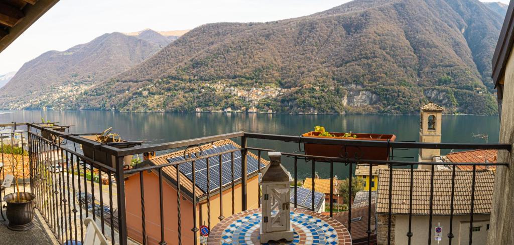 balkon z widokiem na jezioro i góry w obiekcie Appartamento Filomena by LakeSweetLakeComo w mieście Laglio