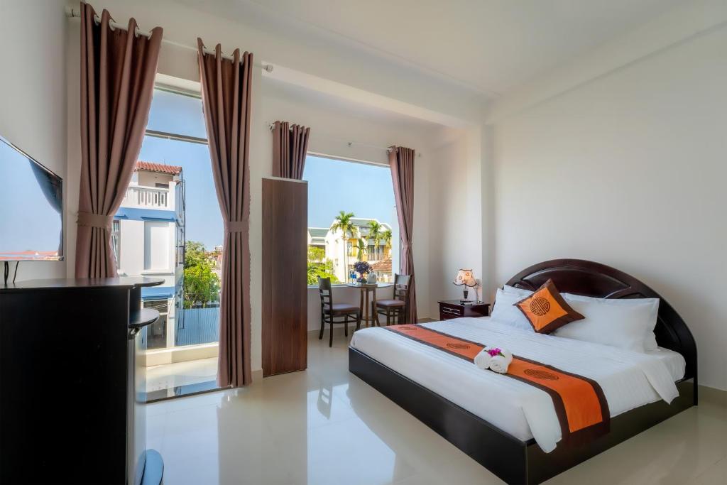 sypialnia z łóżkiem i balkonem w obiekcie Sam Sam Homestay w Hoi An