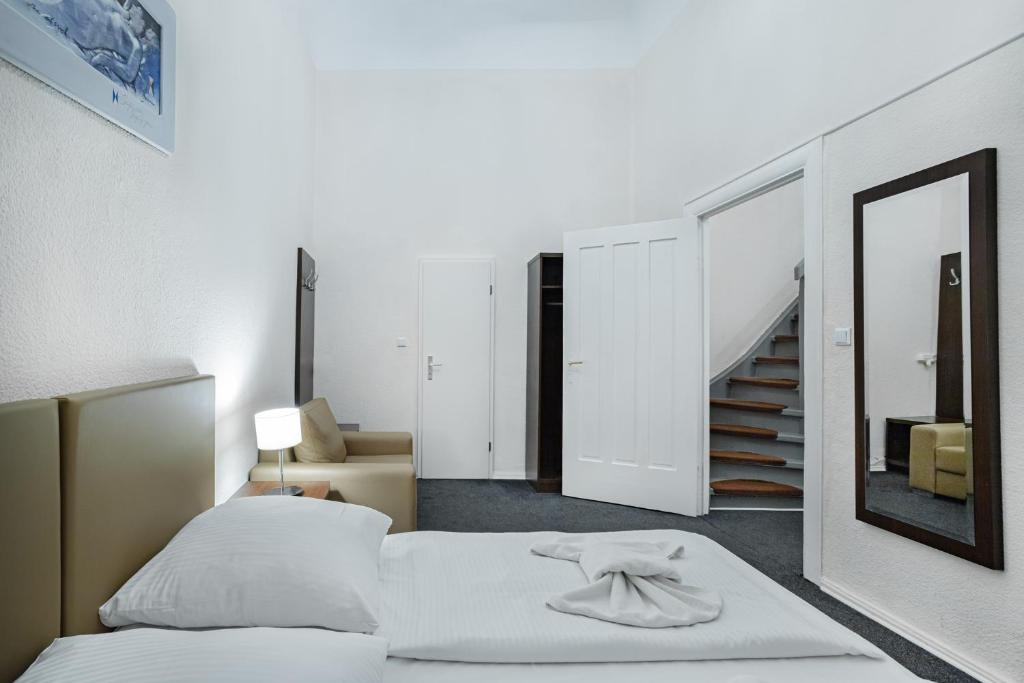 Postel nebo postele na pokoji v ubytování Hotel BELLEVUE am Kurfürstendamm
