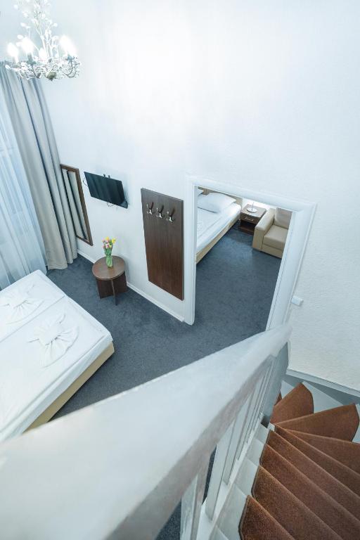 Postel nebo postele na pokoji v ubytování Hotel BELLEVUE am Kurfürstendamm