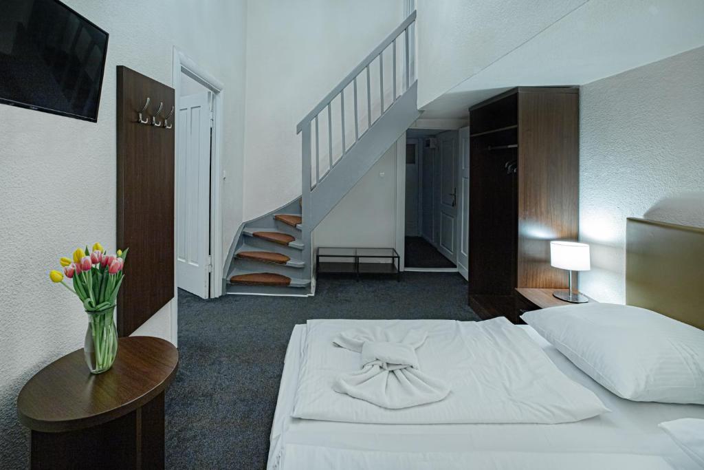 Postel nebo postele na pokoji v ubytování Hotel BELLEVUE am Kurfürstendamm