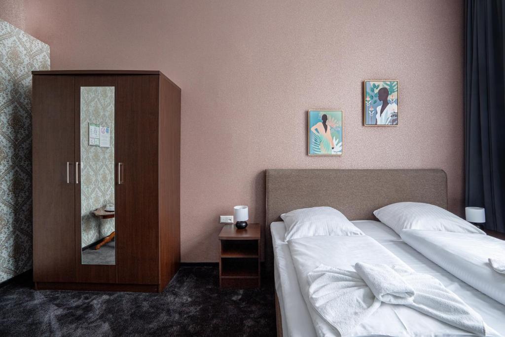 Postel nebo postele na pokoji v ubytování Hotel BELLEVUE am Kurfürstendamm