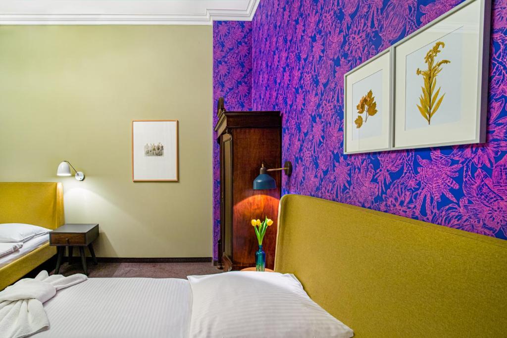 Postel nebo postele na pokoji v ubytování Hotel BELLEVUE am Kurfürstendamm