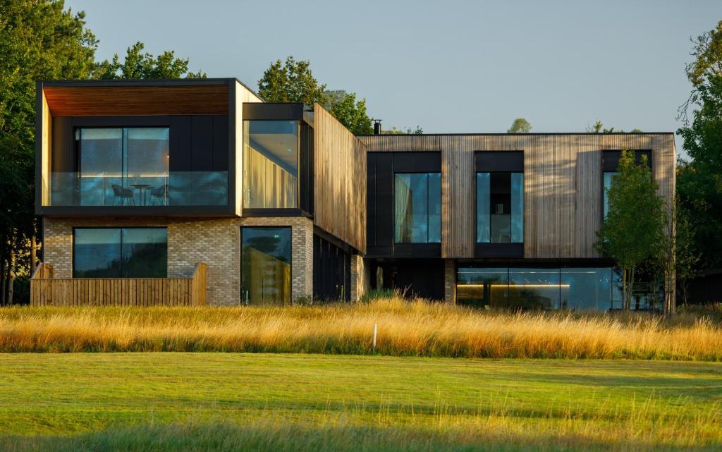 uma casa ao lado de um campo em Feldon Valley em Lower Brailes