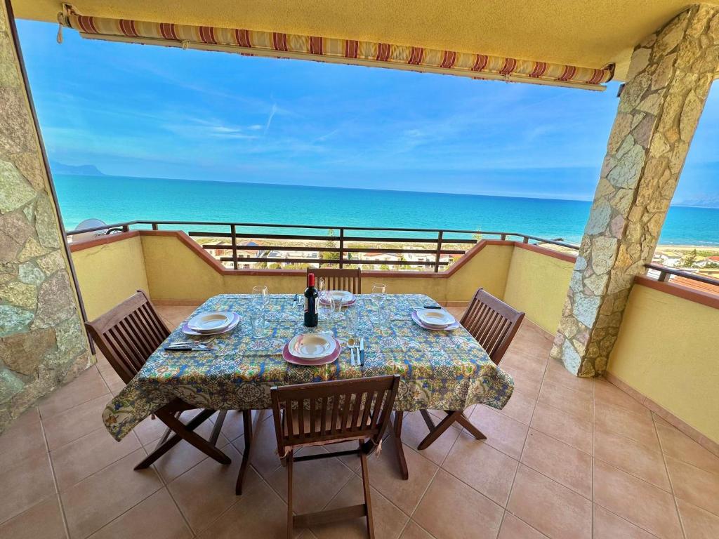una mesa en un balcón con vistas al océano en Blue panorama home, en Alcamo